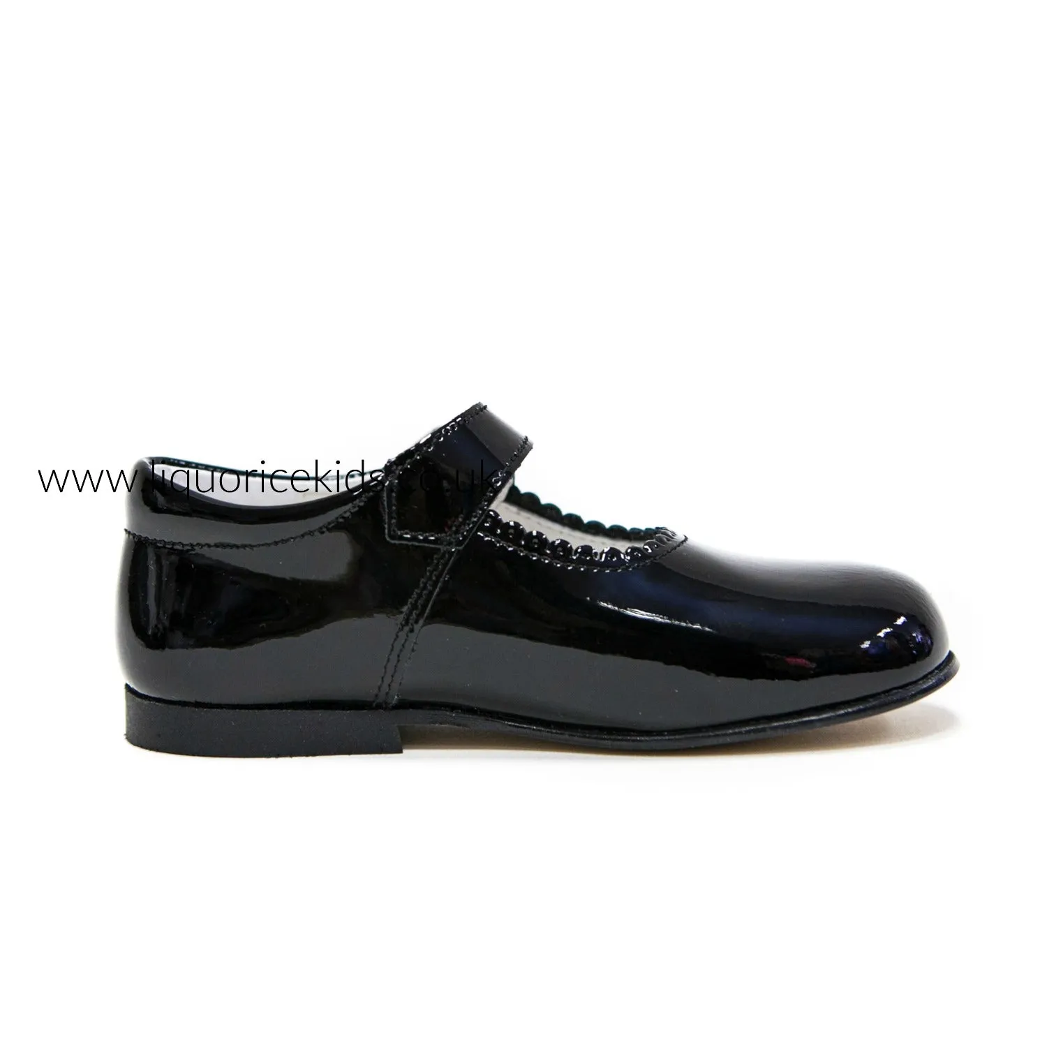 Andanines Girls Black Patent Mary Janes With Scallop Edging.