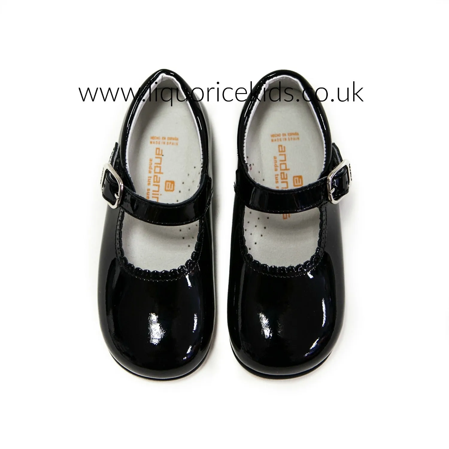 Andanines Girls Black Patent Mary Janes With Scallop Edging.