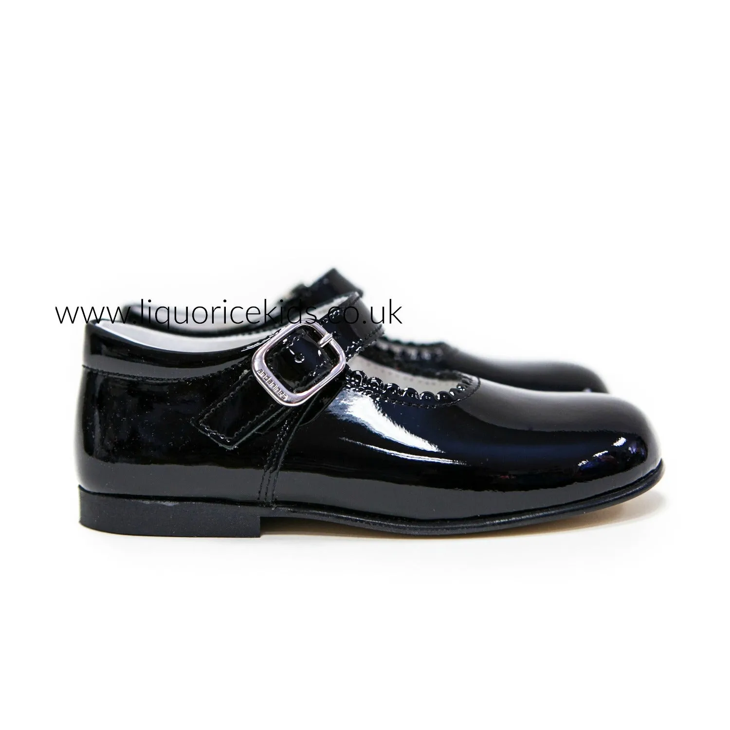 Andanines Girls Black Patent Mary Janes With Scallop Edging.