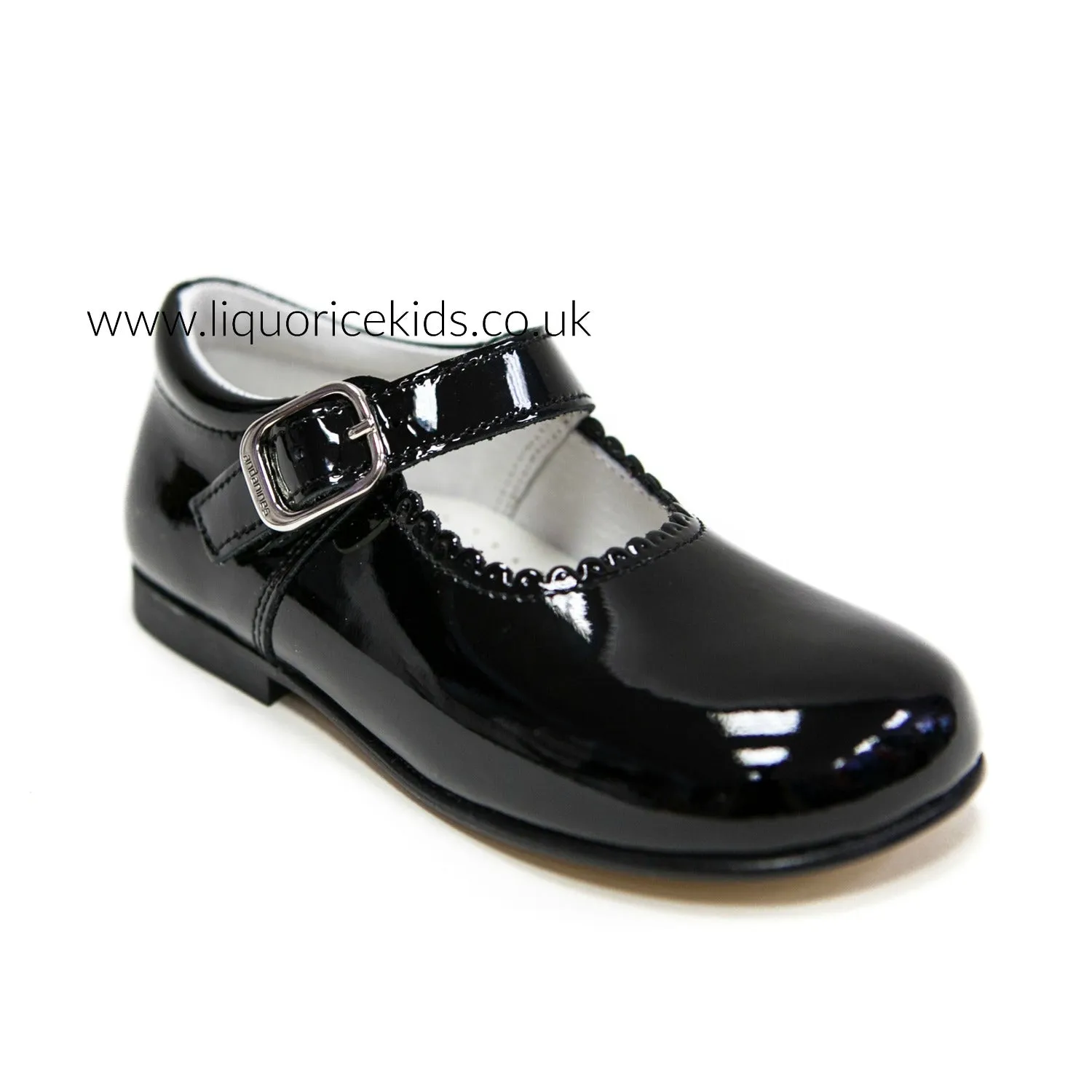 Andanines Girls Black Patent Mary Janes With Scallop Edging.