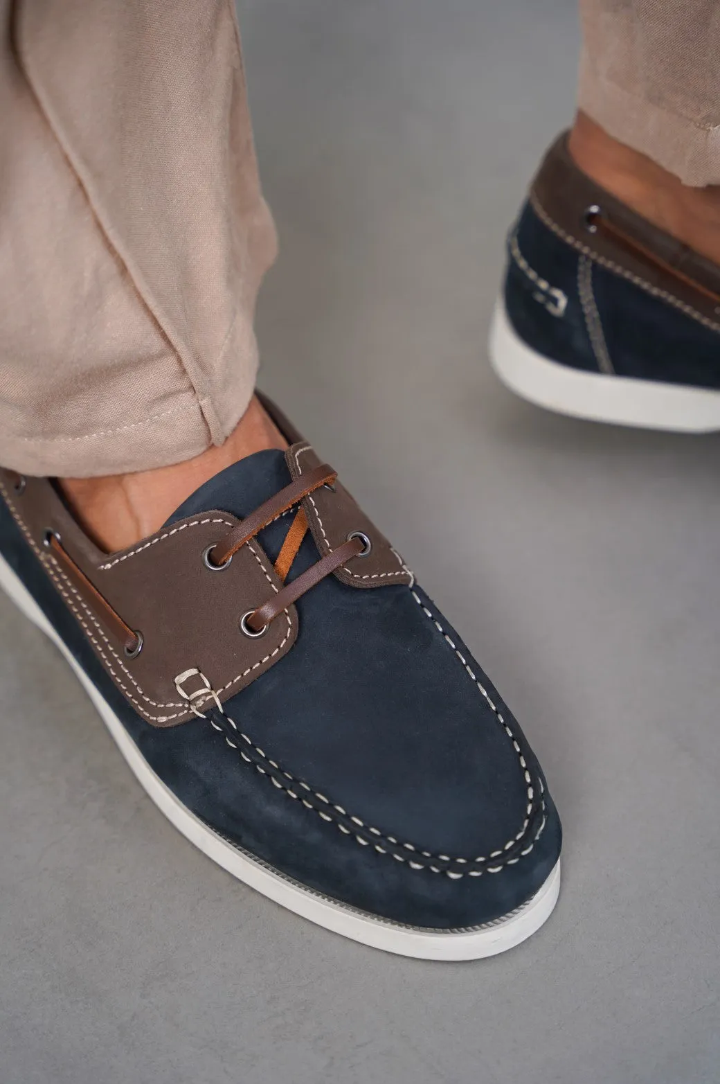 CONTRAST LEATHER BOAT SHOES